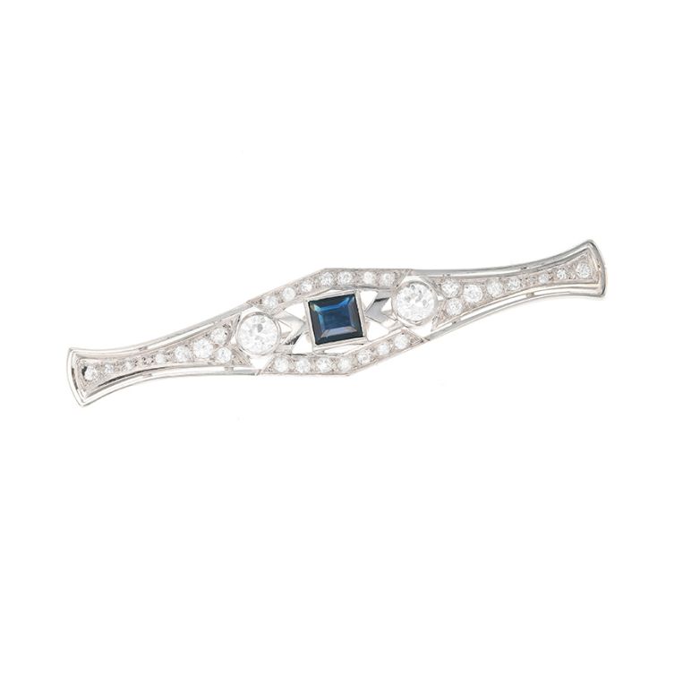 Acheter Broche vintage saphir 0.96 carat et diamants 1.64 carat or blanc 12.51g Comme neuf - 2300,00 € Broche vintage saphir 0.96 carat et diamants 1.64 carat or blanc 12.51g Comme neuf - reconditionné disponible sur Gemme Les Bijoux
